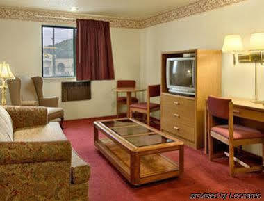 Super 8 Butler Hotel Buitenkant foto